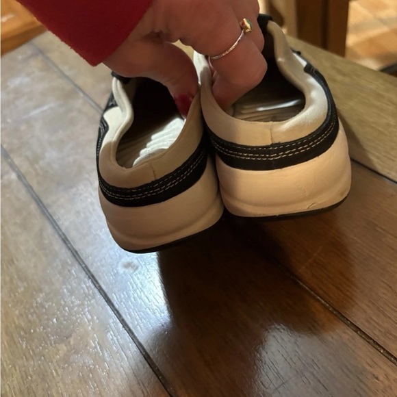 Easy spirit woman’s comfortable black slip on sneaker shoes , size 6 - Picture 4 of 8